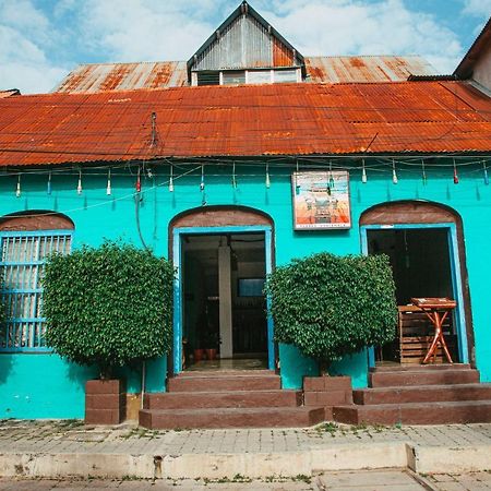 Tikal Backpackers Hostel Flores Bagian luar foto