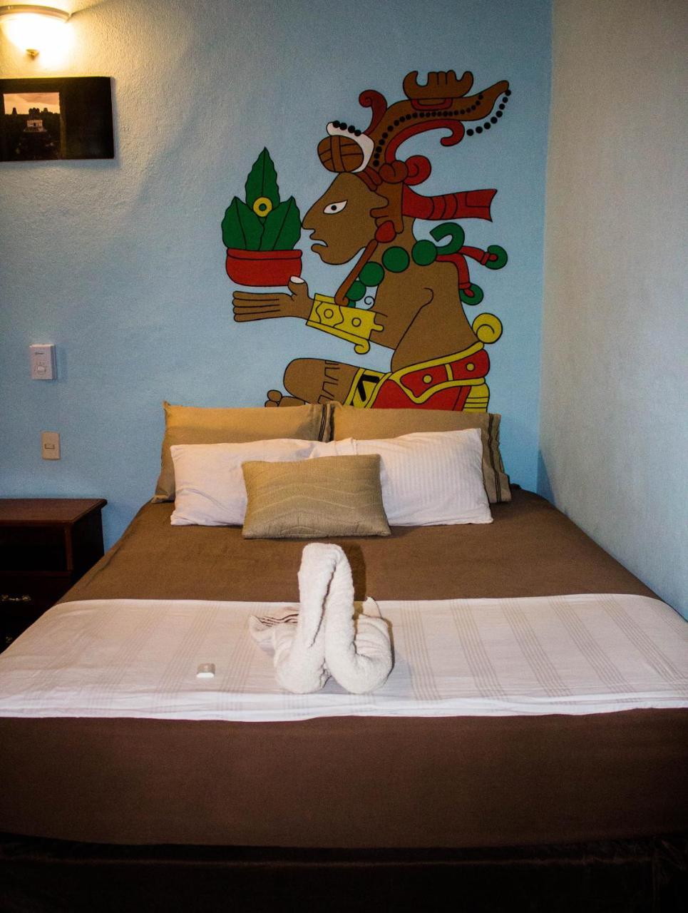 Tikal Backpackers Hostel Flores Bagian luar foto