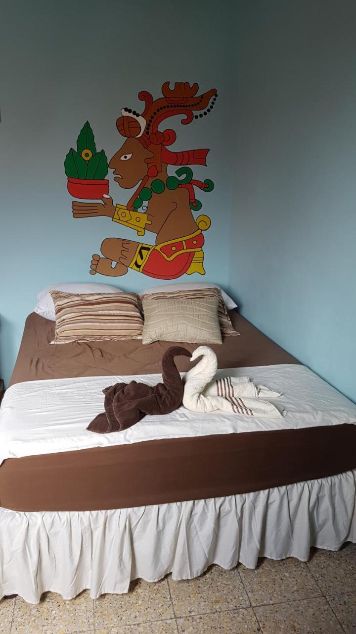 Tikal Backpackers Hostel Flores Bagian luar foto