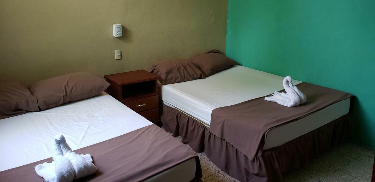 Tikal Backpackers Hostel Flores Bagian luar foto