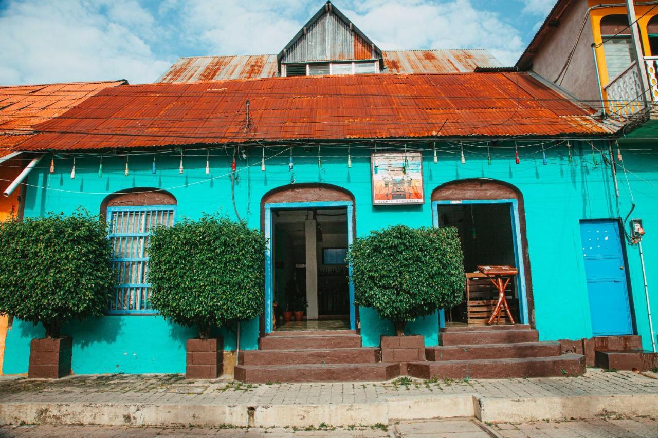 Tikal Backpackers Hostel Flores Bagian luar foto